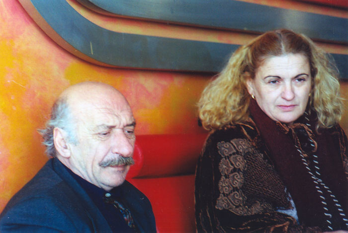 &nbsp;&nbsp;Ο&nbsp;Βασίλης&nbsp;Κολοβός&nbsp;με&nbsp;την&nbsp;...&nbsp;κατά&nbsp;τη&nbsp;διάρκεια&nbsp;των&nbsp;γυρισμάτων&nbsp;της&nbsp;ταινίας&nbsp;«Το&nbsp;λιβάδι&nbsp;που&nbsp;δακρύζει»,&nbsp;2004