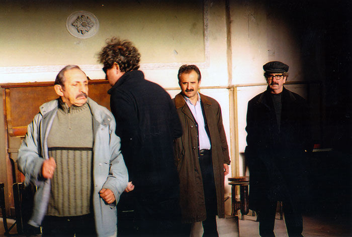 &nbsp;&nbsp;Ο&nbsp;Μιχάλης&nbsp;Γιαννάτος&nbsp;και&nbsp;άλλοι&nbsp;συνεργάτες&nbsp;του&nbsp;Θόδωρου&nbsp;Αγγελόπουλου&nbsp;κατά&nbsp;τη&nbsp;διάρκεια&nbsp;των&nbsp;γυρισμάτων&nbsp;της&nbsp;ταινίας&nbsp;«Το&nbsp;λιβάδι&nbsp;που&nbsp;δακρύζει»,&nbsp;2004