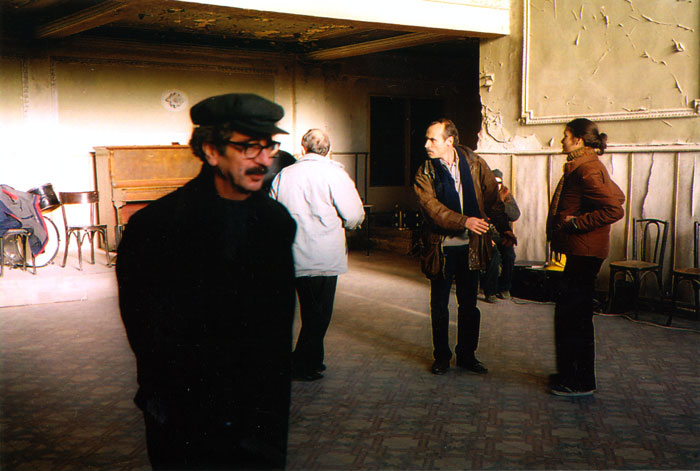 &nbsp;&nbsp;Η&nbsp;Αλεξάνδρα&nbsp;Αϊδίνη&nbsp;και&nbsp;άλλοι&nbsp;συνεργάτες&nbsp;του&nbsp;Θόδωρου&nbsp;Αγγελόπουλου&nbsp;κατά&nbsp;τη&nbsp;διάρκεια&nbsp;των&nbsp;γυρισμάτων&nbsp;της&nbsp;ταινίας&nbsp;«Το&nbsp;λιβάδι&nbsp;που&nbsp;δακρύζει»,&nbsp;2004