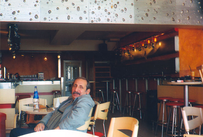 &nbsp;&nbsp;Ο&nbsp;Μιχάλης&nbsp;Γιαννάτος&nbsp;σε&nbsp;διάλειμμα&nbsp;από&nbsp;τα&nbsp;γυρίσματα&nbsp;της&nbsp;ταινίας&nbsp;«Το&nbsp;λιβάδι&nbsp;που&nbsp;δακρύζει»,&nbsp;2004