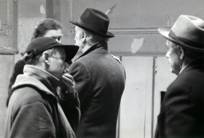 &nbsp;&nbsp;Συνεργάτες&nbsp;του&nbsp;Θόδωρου&nbsp;Αγγελόπουλου&nbsp;κατά&nbsp;τη&nbsp;διάρκεια&nbsp;των&nbsp;γυρισμάτων&nbsp;της&nbsp;ταινίας&nbsp;«Το&nbsp;λιβάδι&nbsp;που&nbsp;δακρύζει»,&nbsp;2004