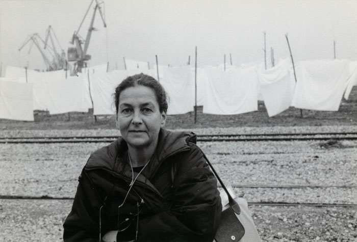 &nbsp;&nbsp;Η&nbsp;Φοίβη&nbsp;Οικονομοπούλου&nbsp;κατά&nbsp;τη&nbsp;διάρκεια&nbsp;των&nbsp;γυρισμάτων&nbsp;της&nbsp;ταινίας&nbsp;«Το&nbsp;λιβάδι&nbsp;που&nbsp;δακρύζει»,&nbsp;2004