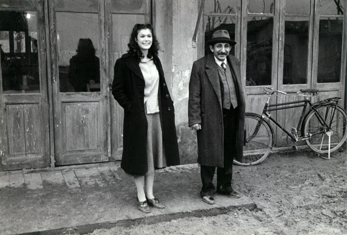 &nbsp;&nbsp;Η&nbsp;Αλεξάνδρα&nbsp;Αϊδίνη&nbsp;και&nbsp;ο&nbsp;Μιχάλης&nbsp;Γιαννάτος&nbsp;κατά&nbsp;τη&nbsp;διάρκεια&nbsp;των&nbsp;γυρισμάτων&nbsp;της&nbsp;ταινίας&nbsp;«Το&nbsp;λιβάδι&nbsp;που&nbsp;δακρύζει»,&nbsp;2004