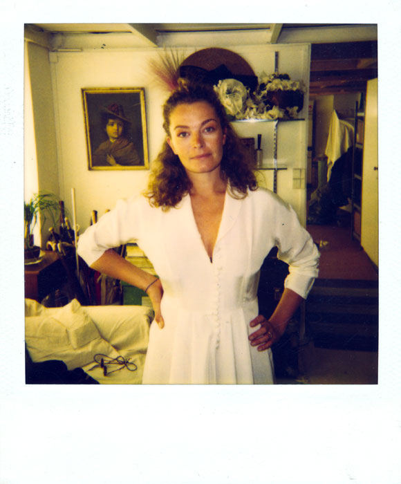 &nbsp;&nbsp;Η&nbsp;Isabelle&nbsp;Renault&nbsp;σε&nbsp;δοκιμαστική&nbsp;πρόβα&nbsp;για&nbsp;τις&nbsp;ανάγκες&nbsp;της&nbsp;ταινίας&nbsp;«Μια&nbsp;αιωνιότητα&nbsp;και&nbsp;μια&nbsp;μέρα»,&nbsp;1998