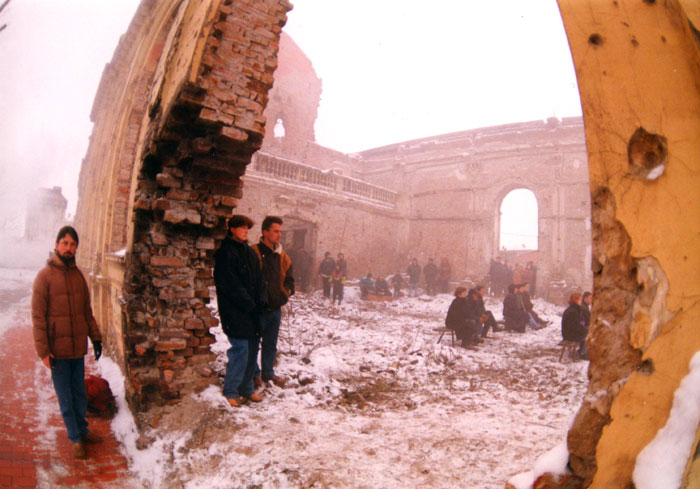 &nbsp;&nbsp;Συνεργάτες&nbsp;του&nbsp;Θόδωρου&nbsp;Αγγελόπουλου&nbsp;κατά&nbsp;τη&nbsp;διάρκεια&nbsp;των&nbsp;γυρισμάτων&nbsp;της&nbsp;ταινίας&nbsp;«Μια&nbsp;αιωνιότητα&nbsp;και&nbsp;μια&nbsp;μέρα»&nbsp;(;),&nbsp;1998