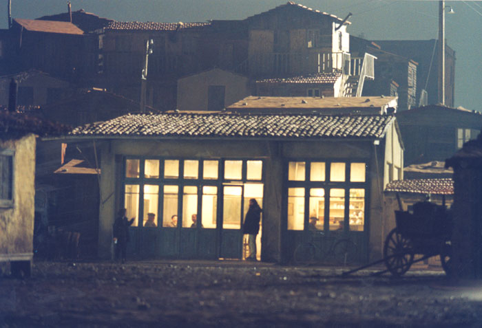 &nbsp;&nbsp;Συνεργάτες&nbsp;του&nbsp;Θόδωρου&nbsp;Αγγελόπουλου&nbsp;κατά&nbsp;τη&nbsp;διάρκεια&nbsp;των&nbsp;γυρισμάτων&nbsp;της&nbsp;ταινίας&nbsp;«Το&nbsp;λιβάδι&nbsp;που&nbsp;δακρύζει»,&nbsp;Φωτορεπορτάζ&nbsp;&nbsp;Ελληνικού&nbsp;&nbsp;και&nbsp;Ξένου&nbsp;Τύπου