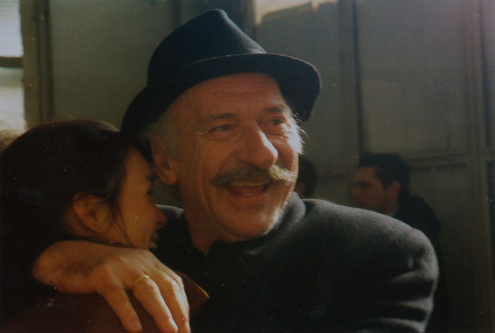 &nbsp;&nbsp;Ο&nbsp;Βασίλης&nbsp;Κολοβός&nbsp;και&nbsp;η&nbsp;Αλεξάνδρα&nbsp;Αϊδίνη&nbsp;κατά&nbsp;τη&nbsp;διάρκεια&nbsp;των&nbsp;γυρισμάτων&nbsp;της&nbsp;ταινίας&nbsp;«Το&nbsp;λιβάδι&nbsp;που&nbsp;δακρύζει»,&nbsp;2004