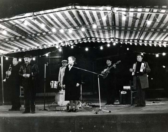 Dora&nbsp;Volanaki,&nbsp;Vasilis&nbsp;Tsaglós&nbsp;y&nbsp;otros&nbsp;actores&nbsp;en&nbsp;la&nbsp;película&nbsp;"Viaje&nbsp;a&nbsp;Citera"&nbsp;