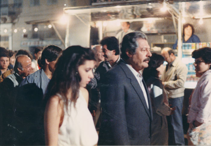 Marcello&nbsp;Mastroianni&nbsp;et&nbsp;Nadia&nbsp;Mourouzi&nbsp;avec&nbsp;d'autres&nbsp;acteurs&nbsp;dans&nbsp;le&nbsp;film&nbsp;"L’Apiculteur",&nbsp;Nea&nbsp;Kinisi&nbsp;A.E.