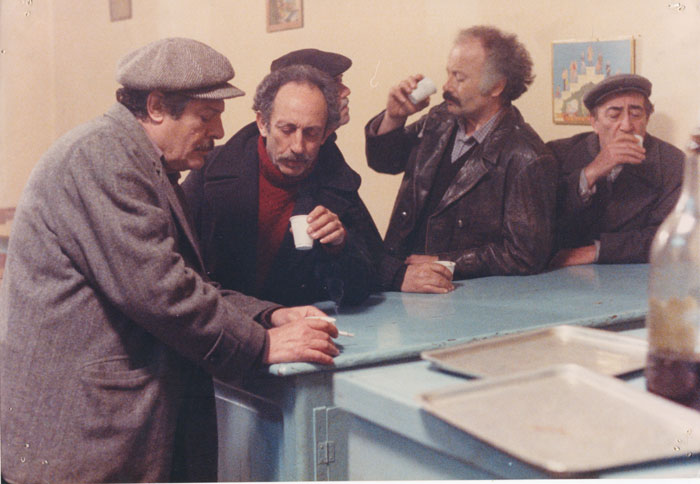 Marcello&nbsp;Mastroianni&nbsp;et&nbsp;Stratos&nbsp;Pachis&nbsp;avec&nbsp;d'autres&nbsp;acteurs&nbsp;dans&nbsp;le&nbsp;film&nbsp;"L’Apiculteur"