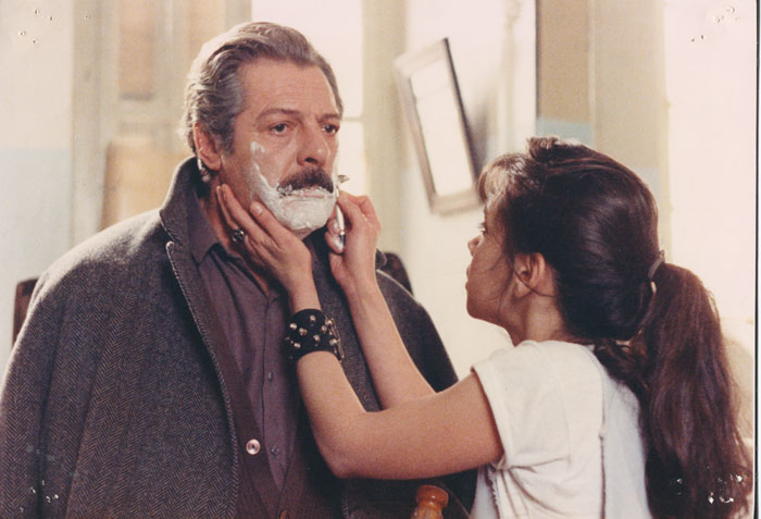 Marcello&nbsp;Mastroianni&nbsp;et&nbsp;Nadia&nbsp;Mourouzi&nbsp;avec&nbsp;autres&nbsp;acteurs&nbsp;dans&nbsp;le&nbsp;film&nbsp;"L’Apiculteur",&nbsp;Nea&nbsp;Kinisi&nbsp;A.E.