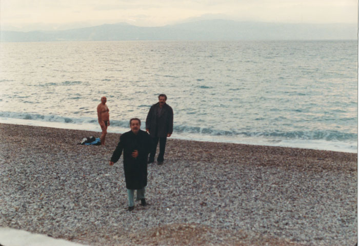 Marcello&nbsp;Mastroianni,&nbsp;Nikos&nbsp;Kouros&nbsp;et&nbsp;Serge&nbsp;Reggianni&nbsp;dans&nbsp;le&nbsp;film&nbsp;"L’Apiculteur",&nbsp;Nea&nbsp;Kinisi&nbsp;A.E.