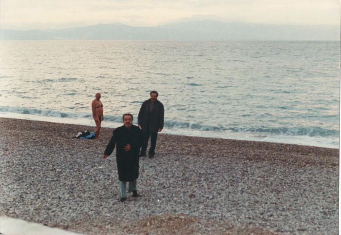 Marcello&nbsp;Mastroianni,&nbsp;Nikos&nbsp;Kouros&nbsp;et&nbsp;Serge&nbsp;Reggianni&nbsp;dans&nbsp;le&nbsp;film&nbsp;"L’Apiculteur",&nbsp;Nea&nbsp;Kinisi&nbsp;A.E.