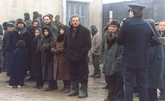 Marcello&nbsp;Mastroianni&nbsp;et&nbsp;d'autres&nbsp;acteurs&nbsp;dans&nbsp;le&nbsp;film&nbsp;"Les&nbsp;Pas&nbsp;suspendu&nbsp;de&nbsp;la&nbsp;cigogne"&nbsp;