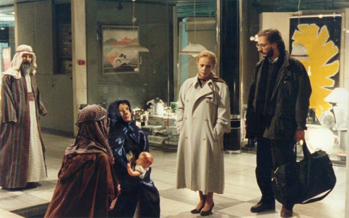 Jeanne&nbsp;Moreau&nbsp;et&nbsp;Gregory&nbsp;Karr&nbsp;dans&nbsp;le&nbsp;film&nbsp;"Les&nbsp;Pas&nbsp;suspendu&nbsp;de&nbsp;la&nbsp;cigogne"&nbsp;