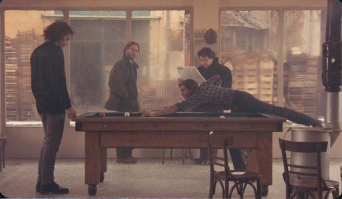 Gregory&nbsp;Kar&nbsp;avec&nbsp;d'autres&nbsp;acteurs&nbsp;dans&nbsp;le&nbsp;film&nbsp;"Les&nbsp;Pas&nbsp;suspendu&nbsp;de&nbsp;la&nbsp;cigogne"