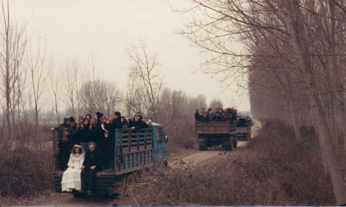 Marcello&nbsp;Mastroianni&nbsp;et&nbsp;Dora&nbsp;Chrisikou&nbsp;avec&nbsp;d'autres&nbsp;acteurs&nbsp;dans&nbsp;le&nbsp;film&nbsp;"Les&nbsp;Pas&nbsp;suspendu&nbsp;de&nbsp;la&nbsp;cigogne"