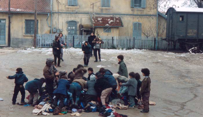 Gregory&nbsp;Karr&nbsp;et&nbsp;d'autres&nbsp;acteurs&nbsp;dans&nbsp;le&nbsp;film&nbsp;"Les&nbsp;Pas&nbsp;suspendu&nbsp;de&nbsp;la&nbsp;cigogne"&nbsp;