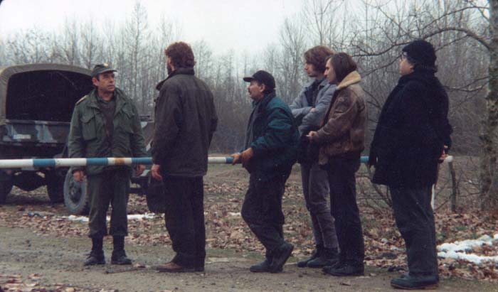 Gregory&nbsp;Karr&nbsp;et&nbsp;Ilias&nbsp;Logothetis&nbsp;avec&nbsp;d'autres&nbsp;acteurs&nbsp;dans&nbsp;le&nbsp;film&nbsp;"Les&nbsp;Pas&nbsp;suspendu&nbsp;de&nbsp;la&nbsp;cigogne"