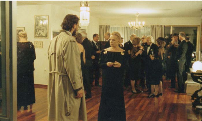 Gregory&nbsp;Karr&nbsp;et&nbsp;Jean&nbsp;Moreau&nbsp;avec&nbsp;d'autres&nbsp;acteurs&nbsp;dans&nbsp;le&nbsp;film&nbsp;"Les&nbsp;Pas&nbsp;suspendu&nbsp;de&nbsp;la&nbsp;cigogne"