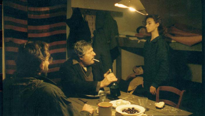 Marcello&nbsp;Mastroianni,&nbsp;Gregory&nbsp;Karr&nbsp;et&nbsp;Dora&nbsp;Chrisikou&nbsp;dans&nbsp;le&nbsp;film&nbsp;"Les&nbsp;Pas&nbsp;suspendu&nbsp;de&nbsp;la&nbsp;cigogne"