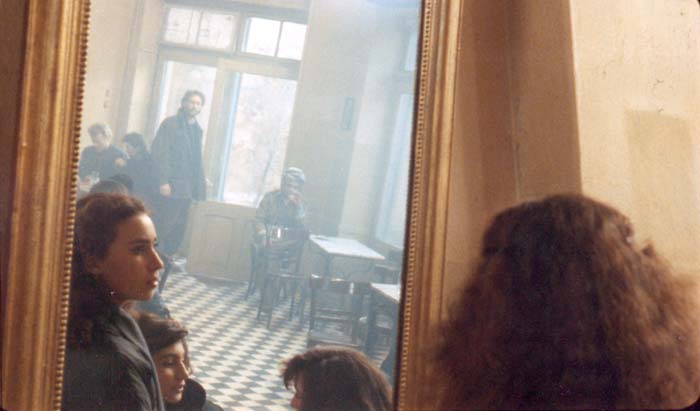 Dora&nbsp;Chrisikou&nbsp;et&nbsp;Gregory&nbsp;Kerr&nbsp;avec&nbsp;d'autres&nbsp;acteurs&nbsp;dans&nbsp;le&nbsp;film&nbsp;"Les&nbsp;Pas&nbsp;suspendu&nbsp;de&nbsp;la&nbsp;cigogne"