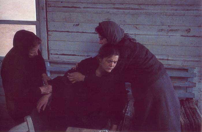 Alexandra&nbsp;Aidini&nbsp;with&nbsp;other&nbsp;actors&nbsp;in&nbsp;the&nbsp;film&nbsp;"Trilogy&nbsp;I:&nbsp;The&nbsp;Weeping&nbsp;Meadow"