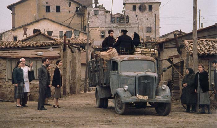 Alexandra&nbsp;Aidini,&nbsp;Nikos&nbsp;Poursanidis&nbsp;with&nbsp;other&nbsp;actors&nbsp;in&nbsp;the&nbsp;film&nbsp;"Trilogy&nbsp;I:&nbsp;The&nbsp;Weeping&nbsp;Meadow"