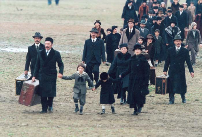 Nikos&nbsp;Kolovos,&nbsp;Eva&nbsp;Kotamanidou&nbsp;and&nbsp;other&nbsp;actors&nbsp;in&nbsp;the&nbsp;film&nbsp;"Trilogy&nbsp;I:&nbsp;The&nbsp;Weeping&nbsp;Meadow",&nbsp;Photoreportage&nbsp;in&nbsp;Greece&nbsp;and&nbsp;abroad:&nbsp;Yannis&nbsp;Kiriakidis,&nbsp;2004