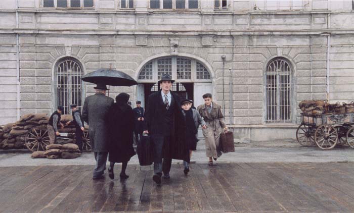 Alexandra&nbsp;Aidini,&nbsp;Nikos&nbsp;Poursanidis&nbsp;with&nbsp;other&nbsp;actors&nbsp;in&nbsp;the&nbsp;film&nbsp;"Trilogy&nbsp;I:&nbsp;The&nbsp;Weeping&nbsp;Meadow"
