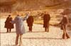 Theo Angelopoulos mit seinen Mitarbeitenden während Dreharbeiten zum Film «Der grosse Alexander», 1979.