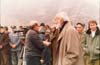 Theo Angelopoulos mit Manos Katrakis und Mitarbeitenden während den Dreharbeiten zum Film «Reise nach Kithera».